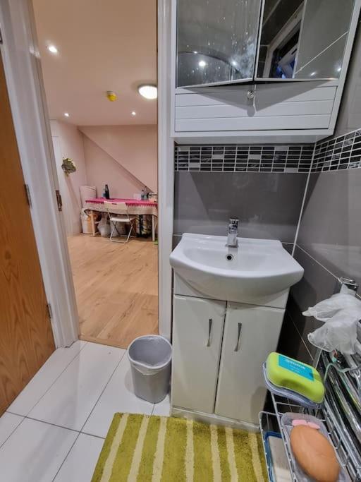 Flat, Heathrow, Free Parking, Netflix Hounslow