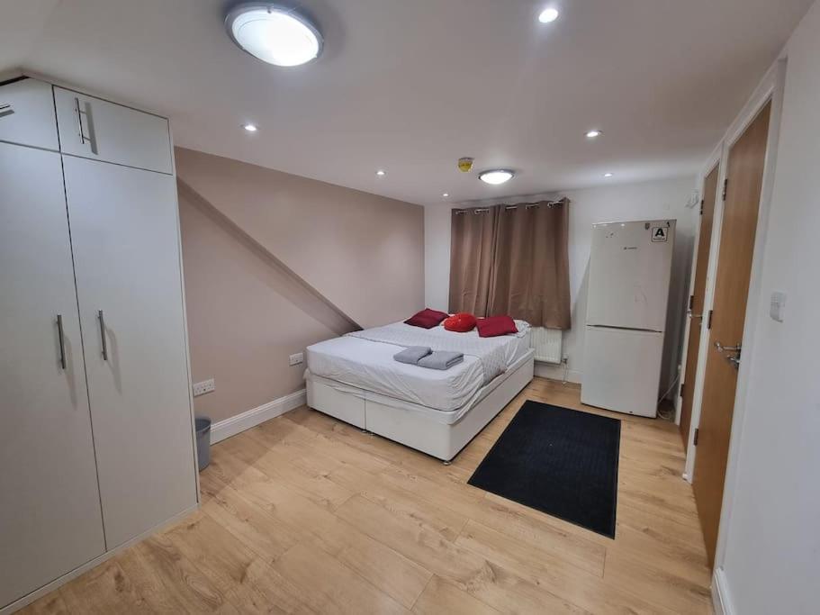 Flat, Heathrow, Free Parking, Netflix